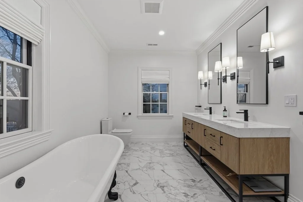 959 Chestnut St, Newton