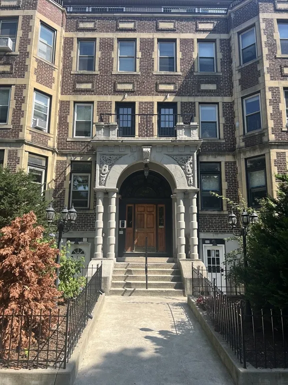 390 Riverway, Mission Hill