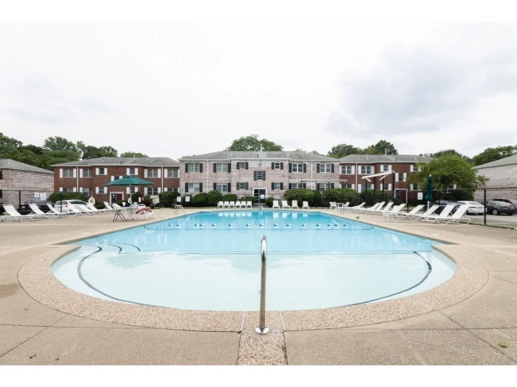 30 Lake Shore Ct, Brighton
