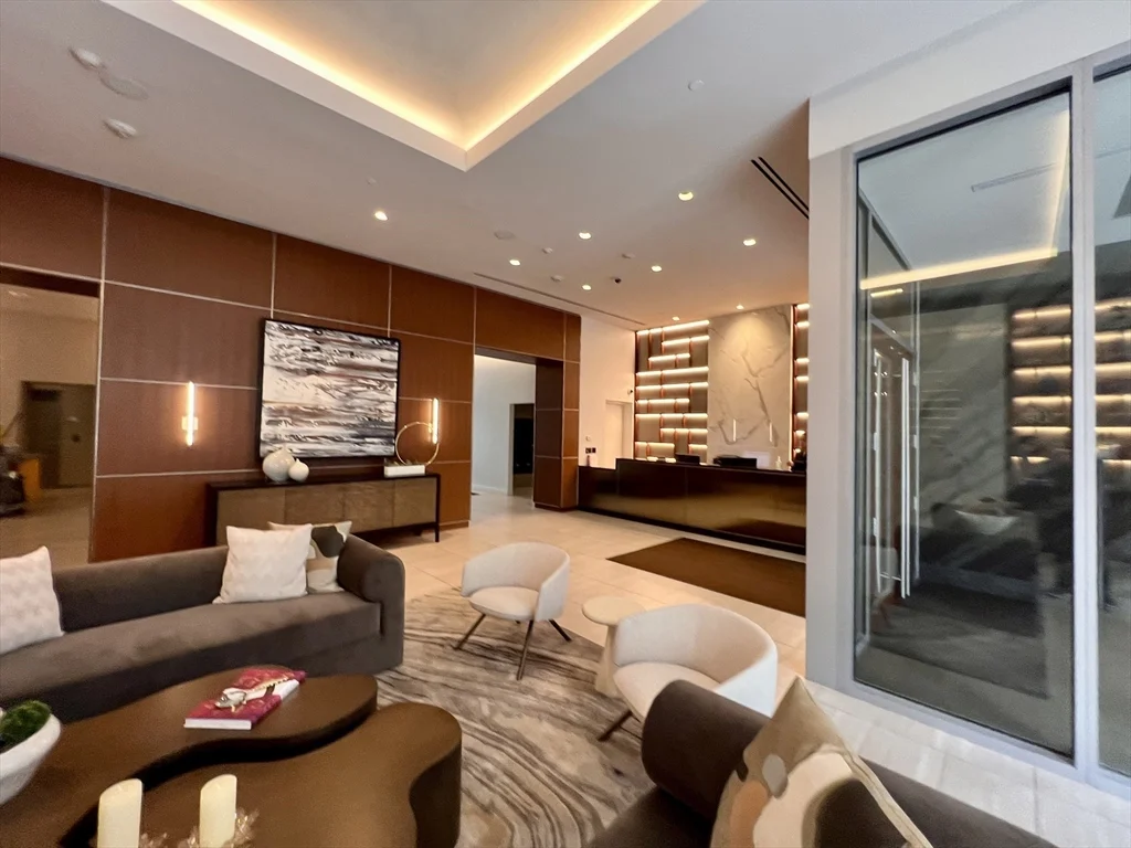 32 Traveler St, South End