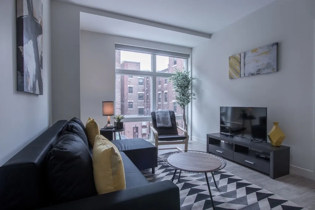 900 Beacon St, Fenway