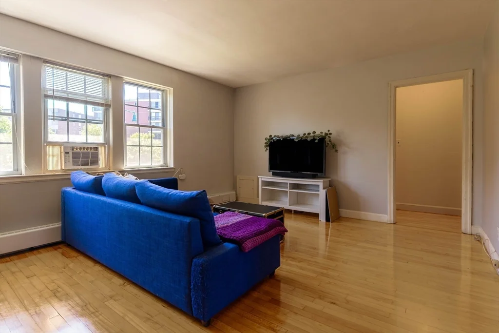 33 Hammond Pond Pkwy, Chestnut Hill