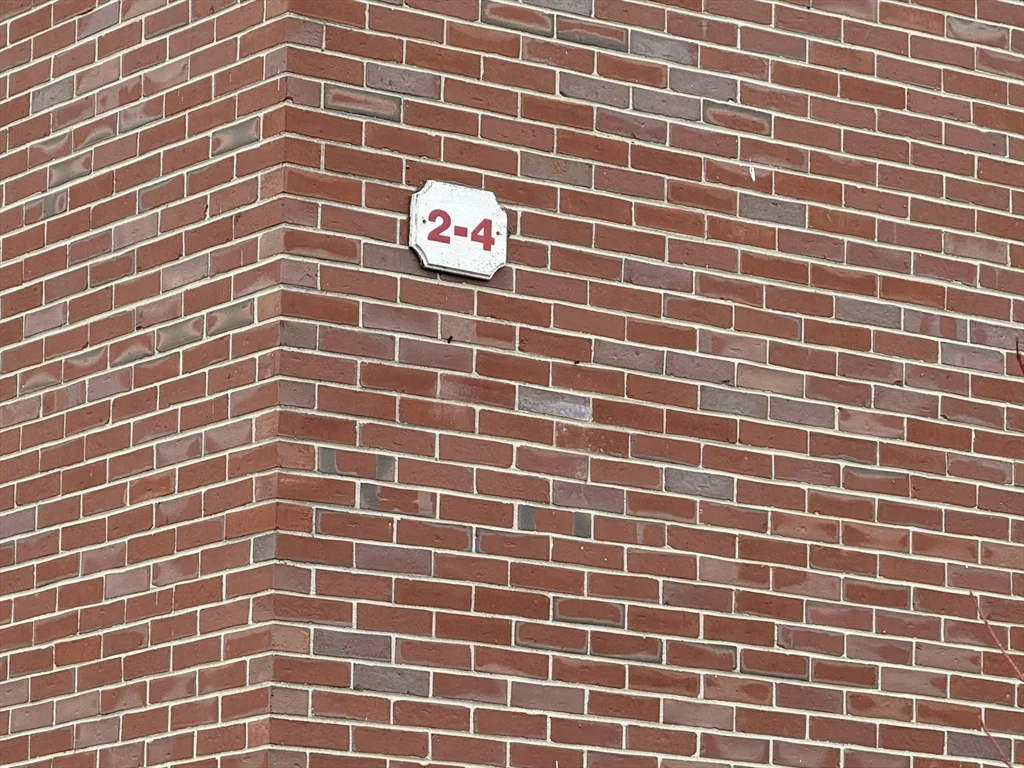 4 Longwood Dr, Andover