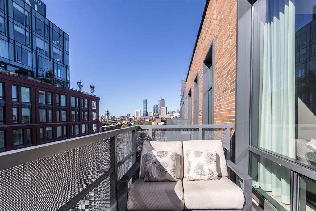 32 Traveler St, South End