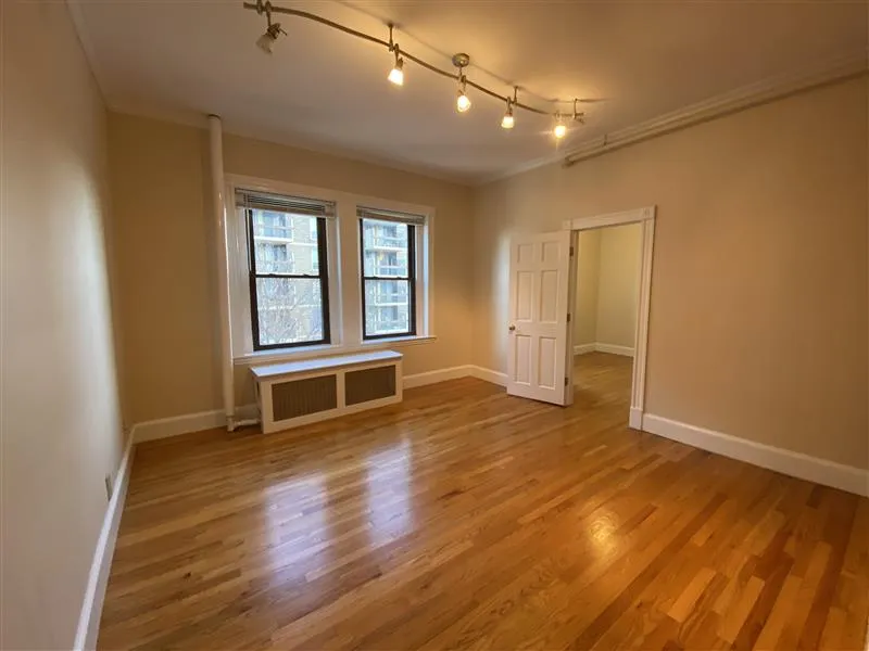 888 Massachusetts Ave, Riverside