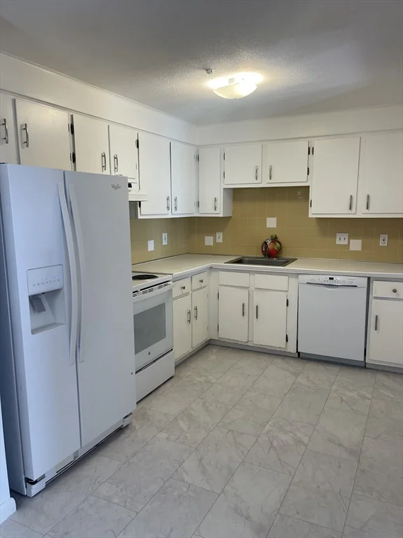 10 Williamsburg Ct, Shrewsbury