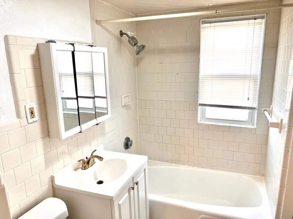 14 Beach Rd, Winthrop