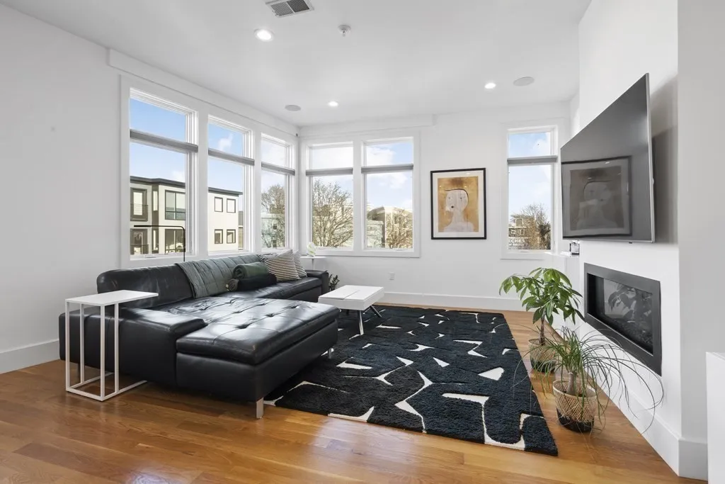 5 Mohawk St, South Boston