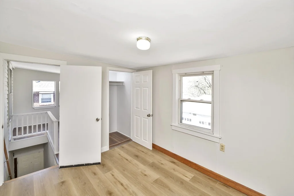 492 Metropolitan Ave, Hyde Park