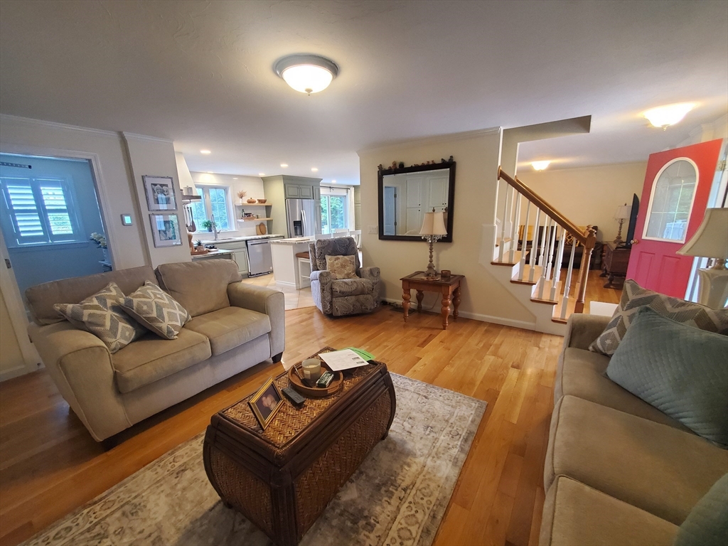 2 Valley Rd, Whitman