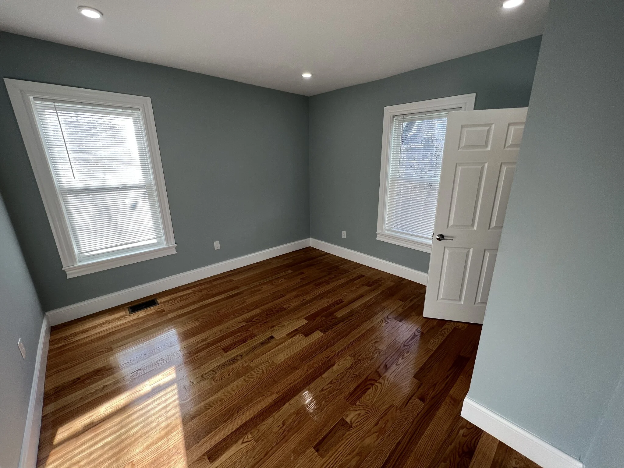 372 Oxford St, Ward Two