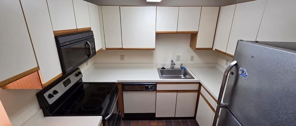 200 Ledgewood Dr, Stoneham