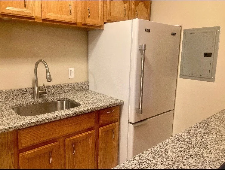 10 Longwood Dr, Andover