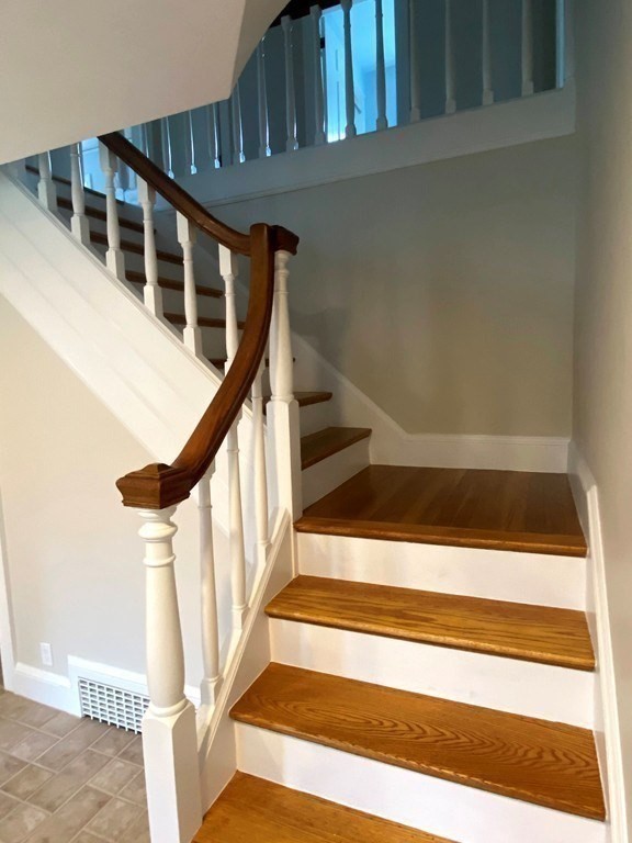 6 Surrey Rd, Newtonville