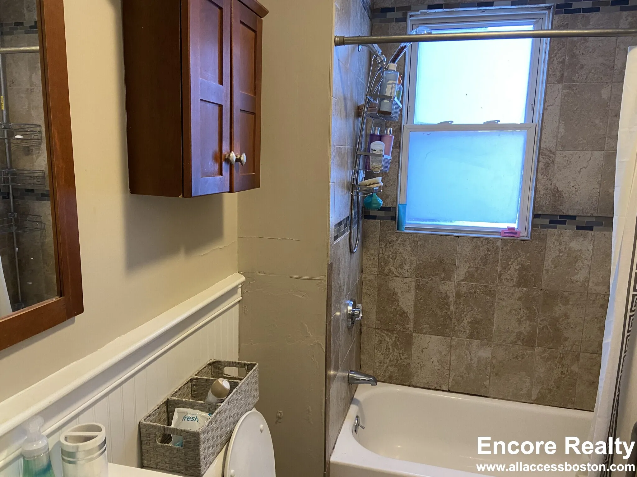 8 Sunset St, Mission Hill