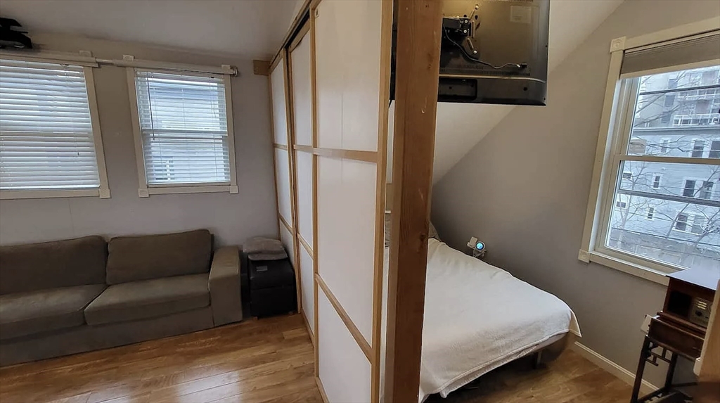 22 Hingham St, Cambridgeport