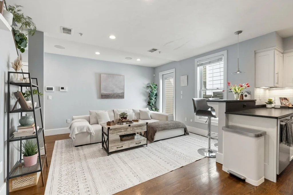 12 Mohawk St, South Boston