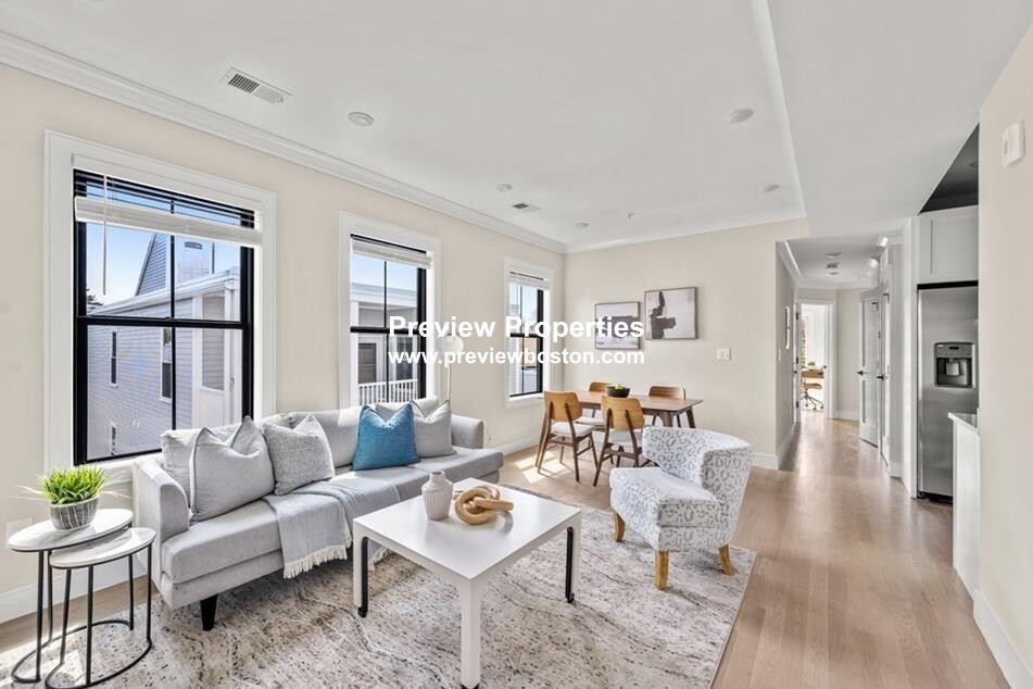 303 Maverick St, East Boston