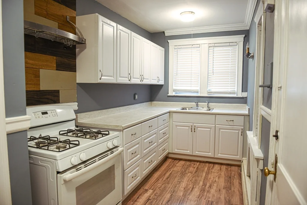 98 1/2 Main St, Andover
