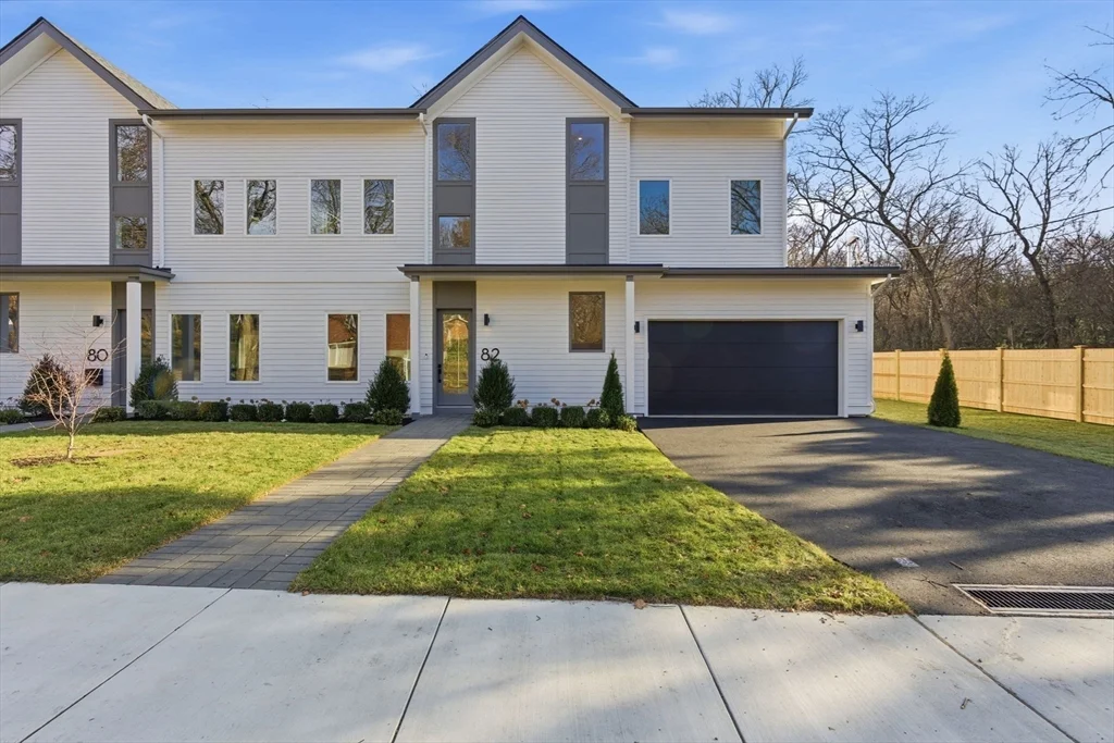 82 Louise Rd, Chestnut Hill