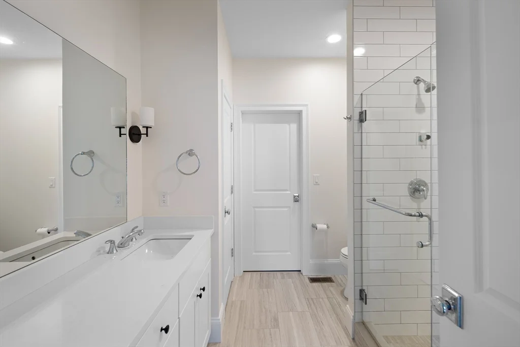 19 Lily Pond Ln, Lexington