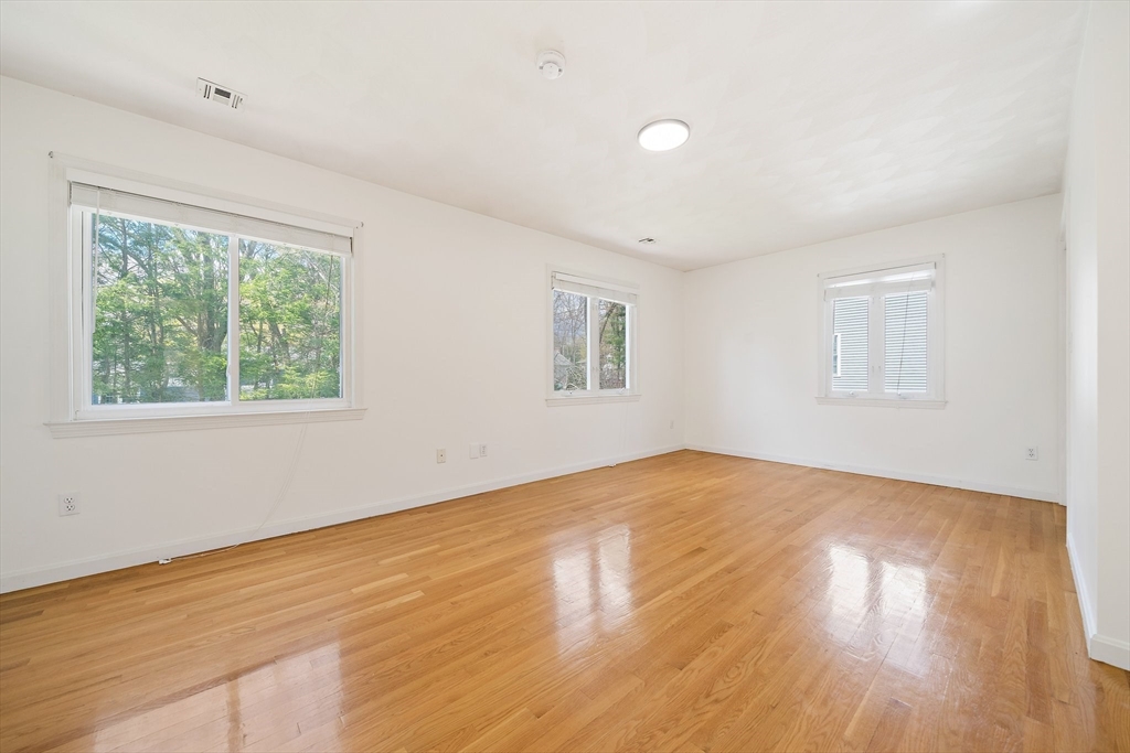 28 Mansfield Rd, Wellesley