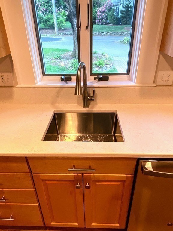 6 Surrey Rd, Newtonville