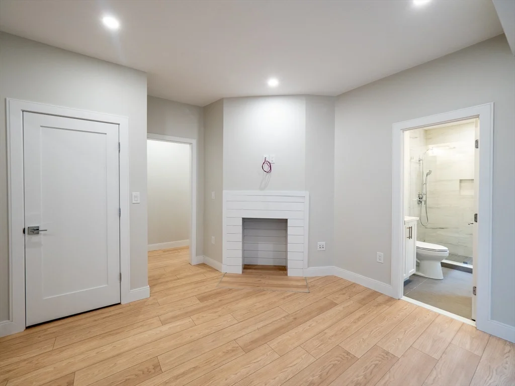 20 Winslow Rd, North Brookline
