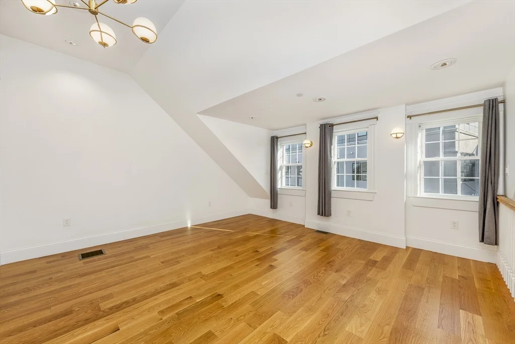 12 S Mason St, Salem