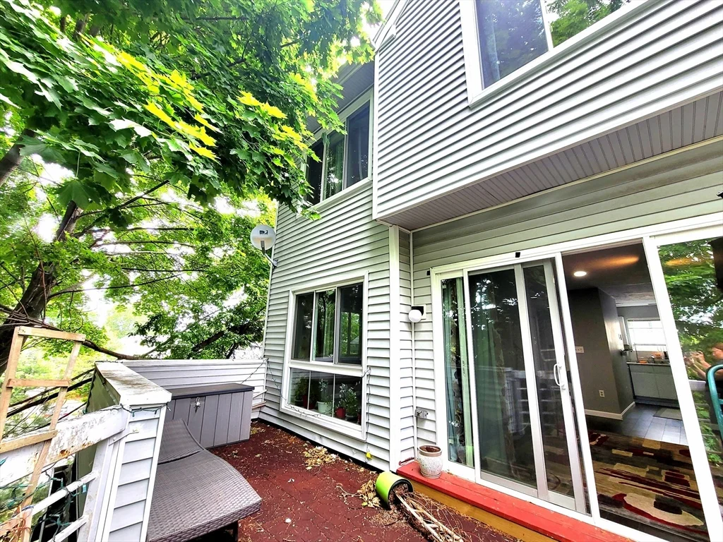 391 Hyde Park Ave, Jamaica Plain