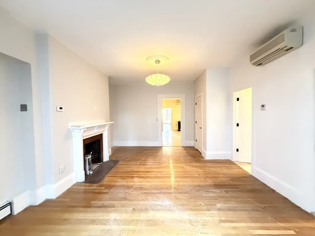 218 Newbury St, Back Bay