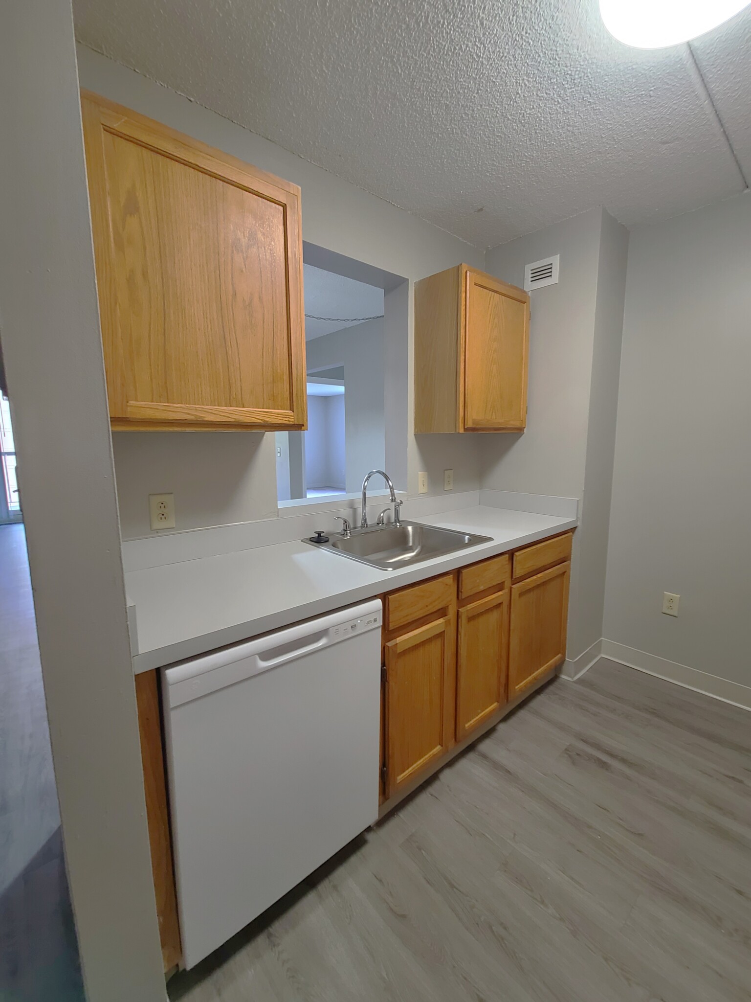 1 South Point Dr, Dorchester