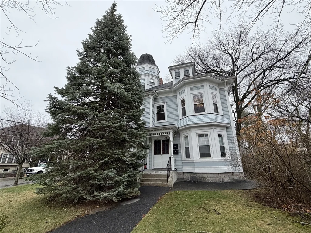 786 Moody St, Waltham