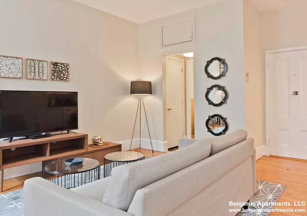 230 Newbury St, Back Bay