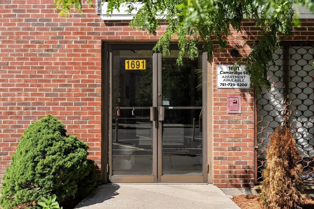 1691 Cambridge St, Mid-Cambridge