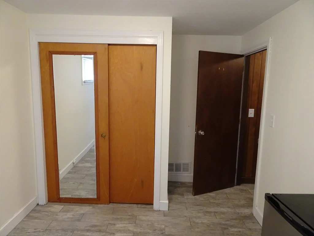 2 Lantern Ln, Burlington