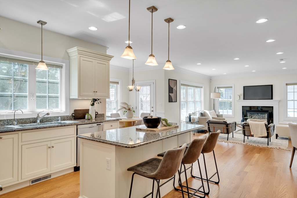 19 Bryn Mawr Rd, Wellesley