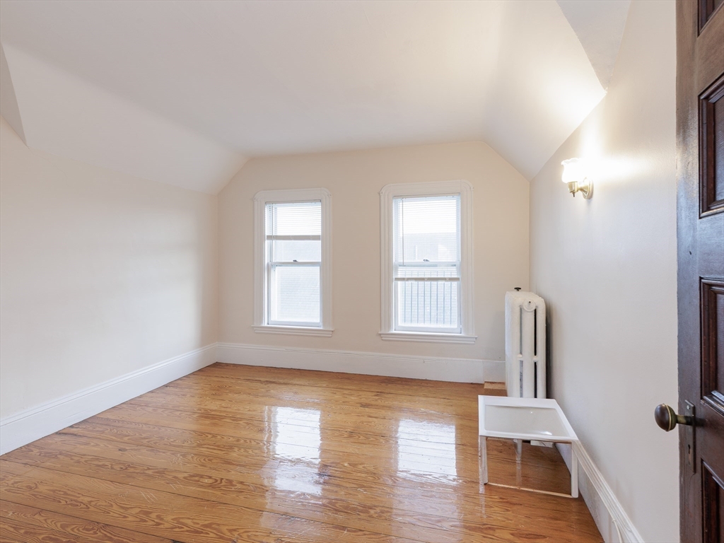 13 Oxford Ave, Belmont