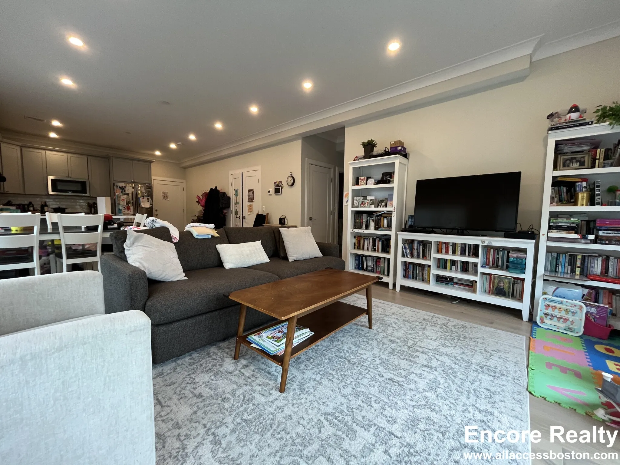 32 Cummins Highway, Roslindale