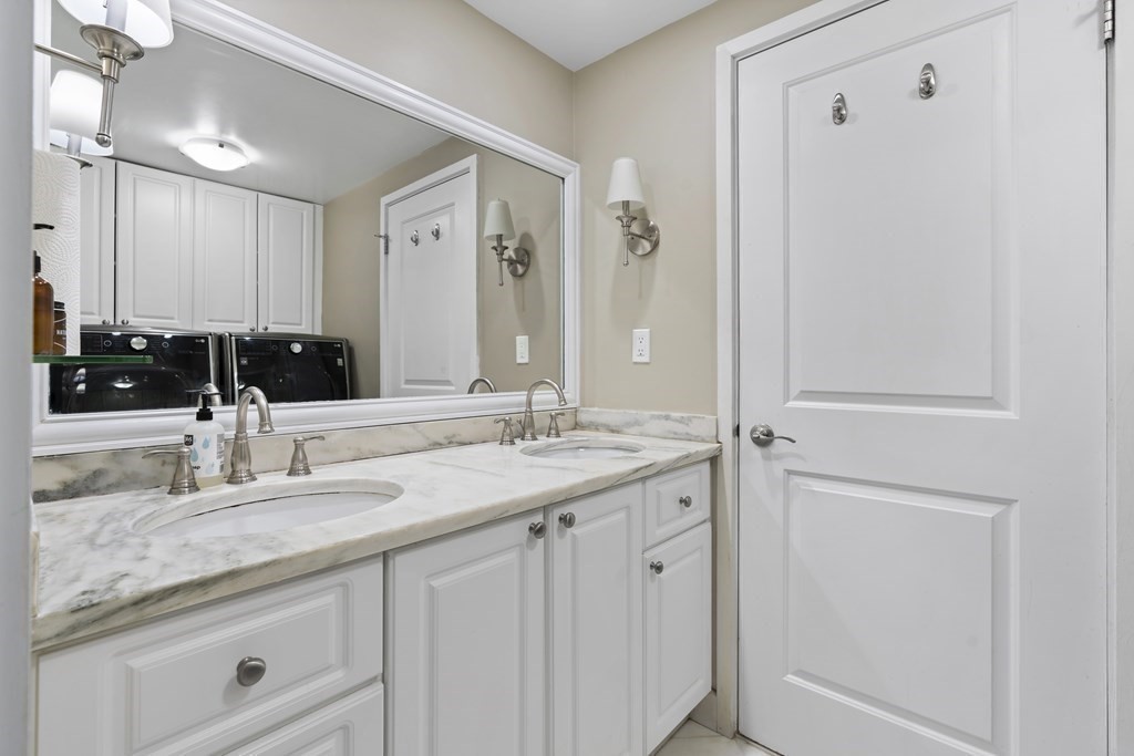 11 Oak St, Wellesley