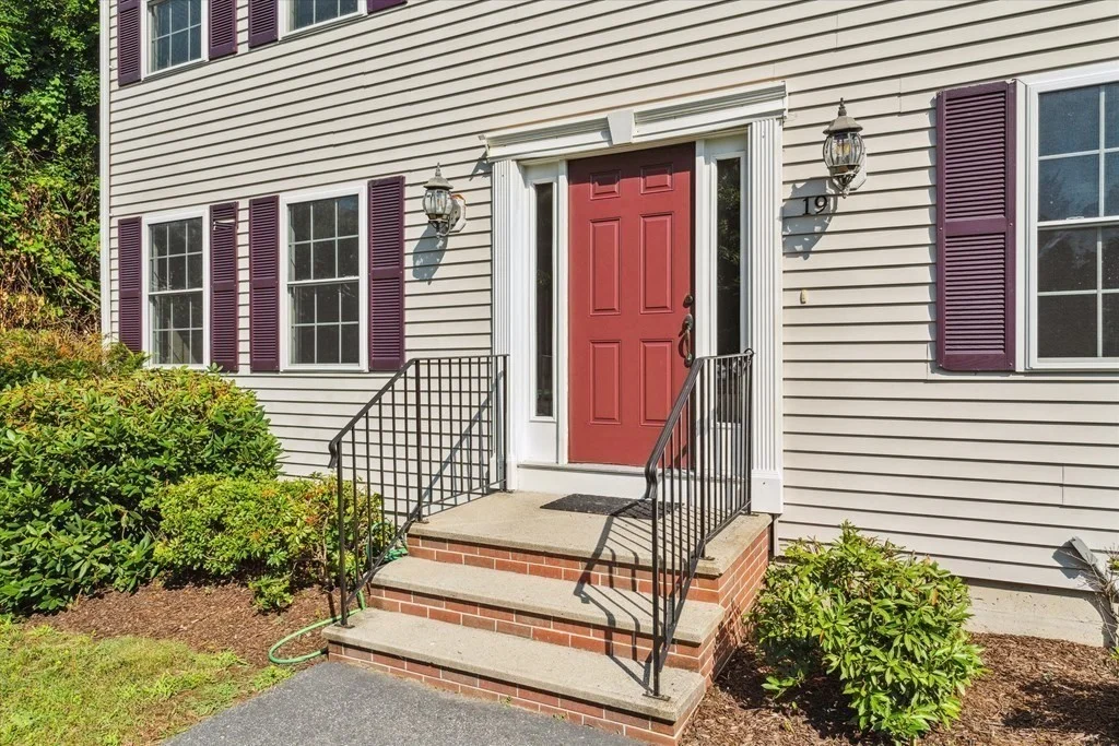 19 Benjamin Ln, Reading