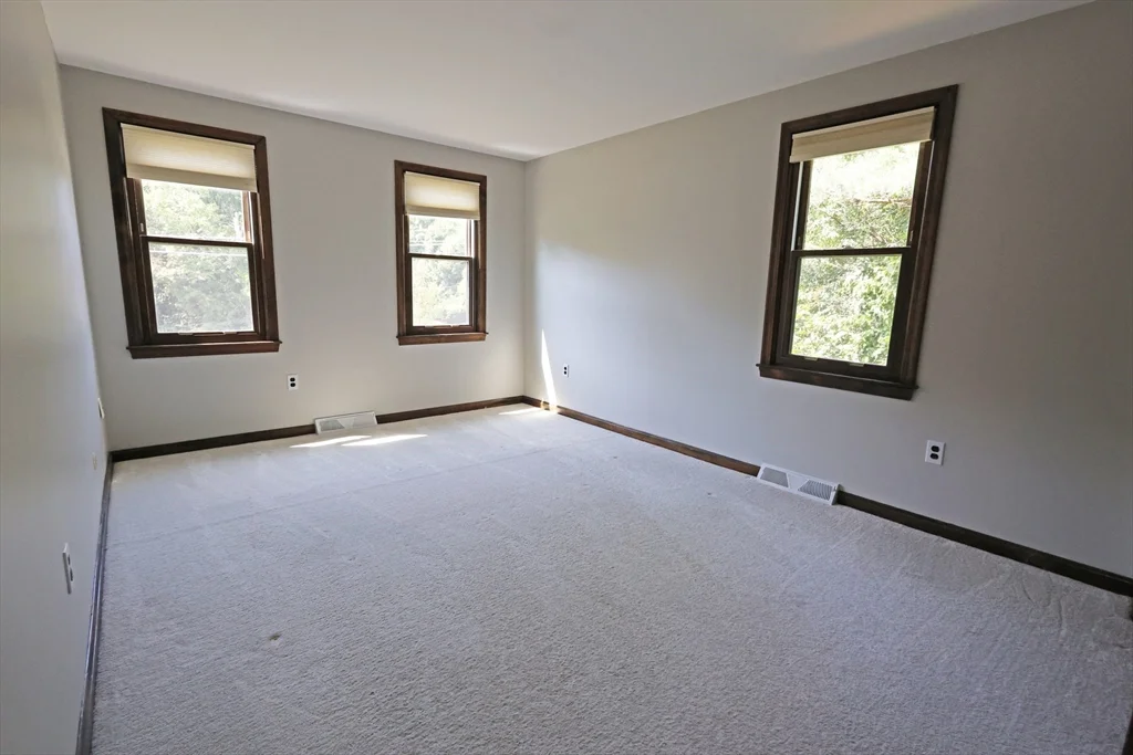 17 Fairview Dr, Westford