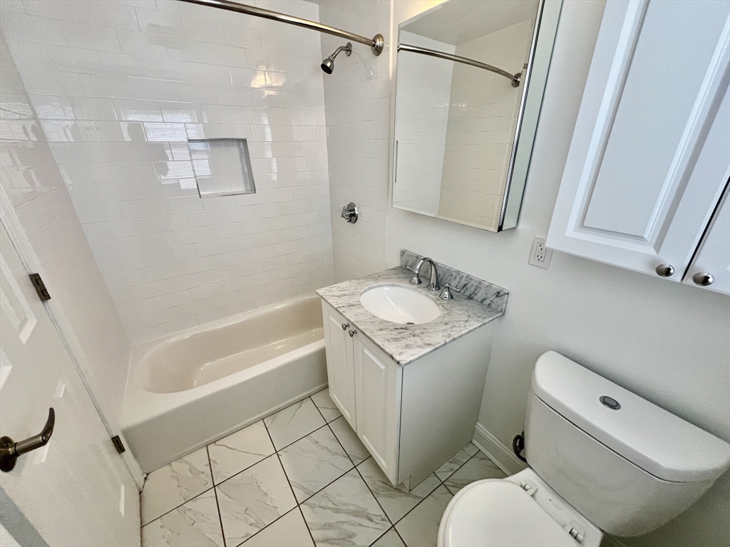 180 Thornton Rd, Chestnut Hill