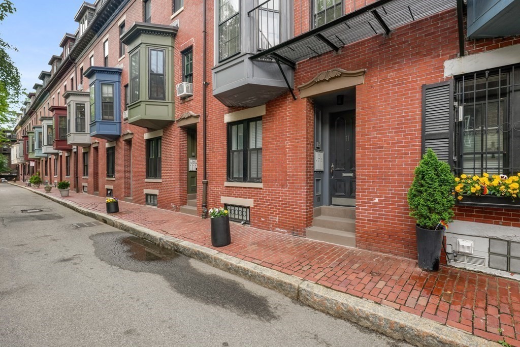 11 Dartmouth Pl, Boston