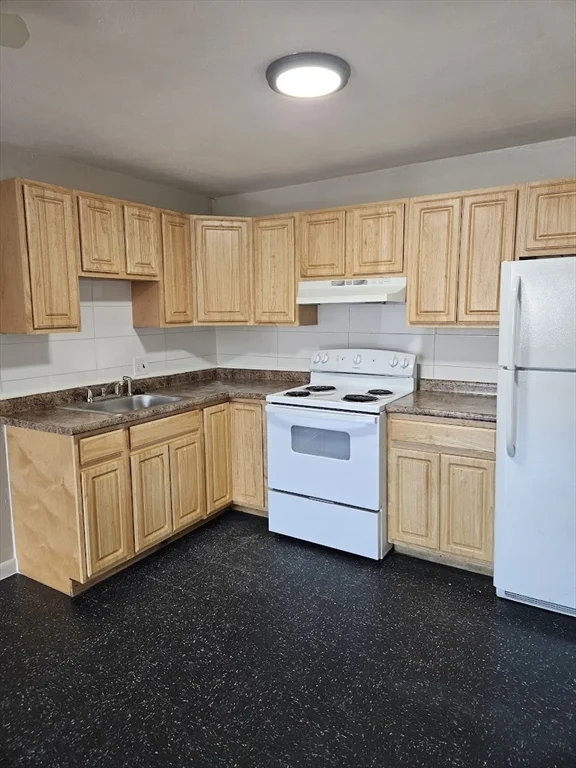 572 Cummins Highway, Mattapan