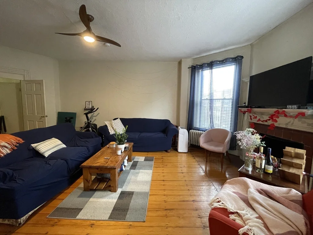 914 Beacon St, Fenway