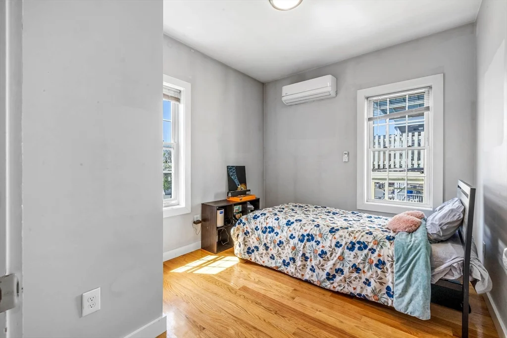 8 W Bellflower St, Dorchester