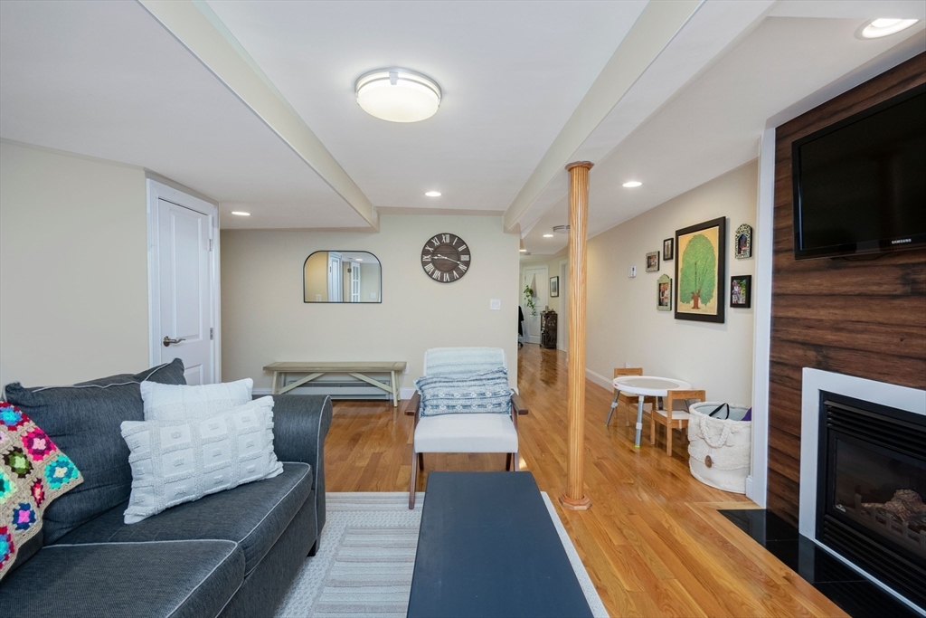 14 Brattle Ln, Arlington