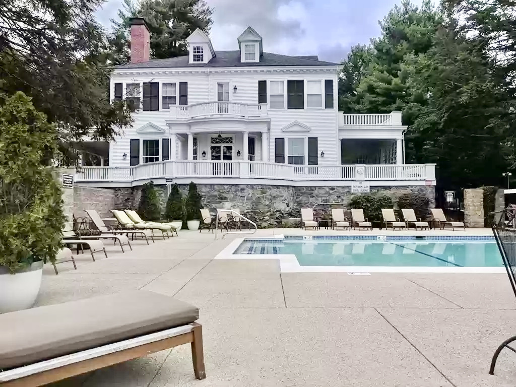 253 Nahanton St, Oak Hill