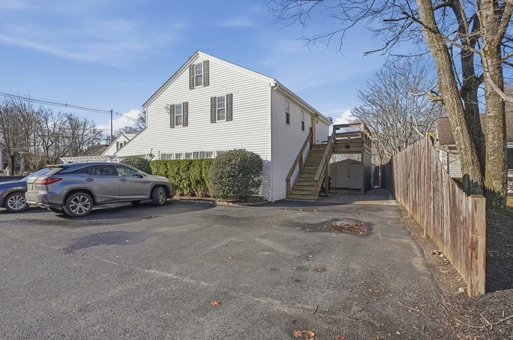 92 Main St, Hopkinton